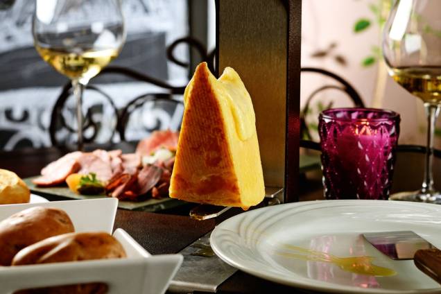 Bistrot de Paris: batatinhas cozidas, tábua de frios, pepino e cebola em conserva e baguete