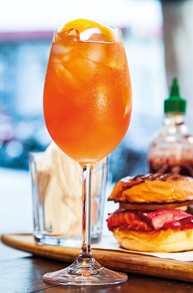 Costa spritz, versão da clássica bebida acrescida de néctar de cacau e limão-siciliano Costa spritz, versão da clássica bebida acrescida de néctar de cacau e limão-siciliano