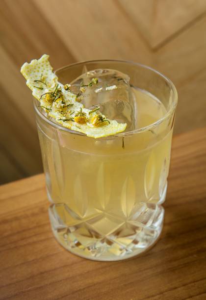 <strong>One for the road</strong> - A sugestão de Jessica Sanches, 28 anos, é delicada e inusitada. Ingredientes: 45ml de gin <b>Tanqueray Ten; </b>15ml xarope de camomila; 15ml de limão taiti; 15 ml clara de ovo; 5ml de fernet. Modo de preparo: Bater todos os ingredientes com gelo exceto a clara de ovo e o fernet. Coar, acrescentar a clara de ovo e bater novamente. passar para um copo baixo com gelo. Finalizar com o fernet e a casca de limão por cima para perfumar. Dica de mestre: “A casca do limão siciliano é mais aromática e deixa o coquetel com um aroma mais agradável”, diz. (graduação alcoólica 18,30%)