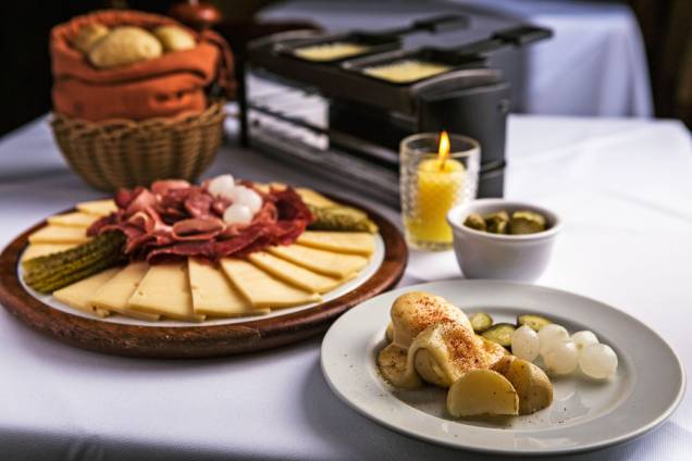 Florina: batatas com casca, pepino e cebola em conserva mais frios Florina: batatas com casca, pepino e cebola em conserva mais frios