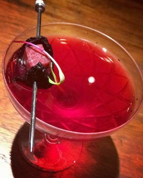 <b>Dirty Beet - </b>A aposta de Diogo Sevilio, 32 anos, é o <i>Dirty beet</i>, à base de gin Tanqueray N.10, tintura de beterraba, salmoura de pickles de beterraba e vinho oxidado. Ingredientes: 30 ml Gin <b>Tanqueray</b>; 20 ml Tintura de beterraba com vodka <b>Ketel One</b>; 30 ml Salmoura de pickles de beterraba20 ml vinho oxidado. Modo de fazer: coquetel mexido, servido com coagem simples em taça previamente resfriada. (graduação alcoólica 20,69%)