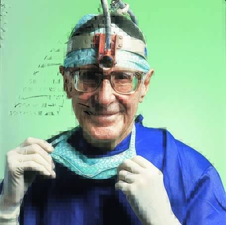 O médico que fez o primeiro transplante cardíaco do país