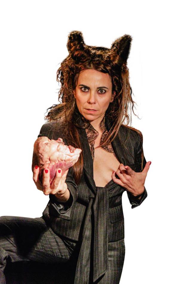 Paula Cohen em Carne de Mulher: monólogo no Teatro de Arena