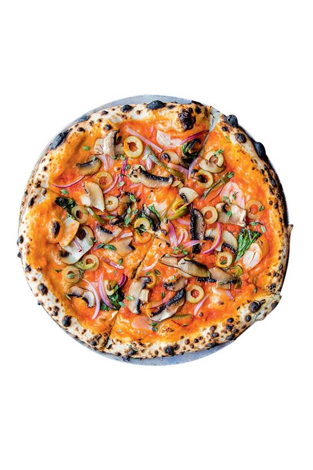 Pizza vegana da Bráz Elettrica: com cogumelo portobello, cebola-roxa, lascas de alho, manjericão, azeitona verde e orégano fresco