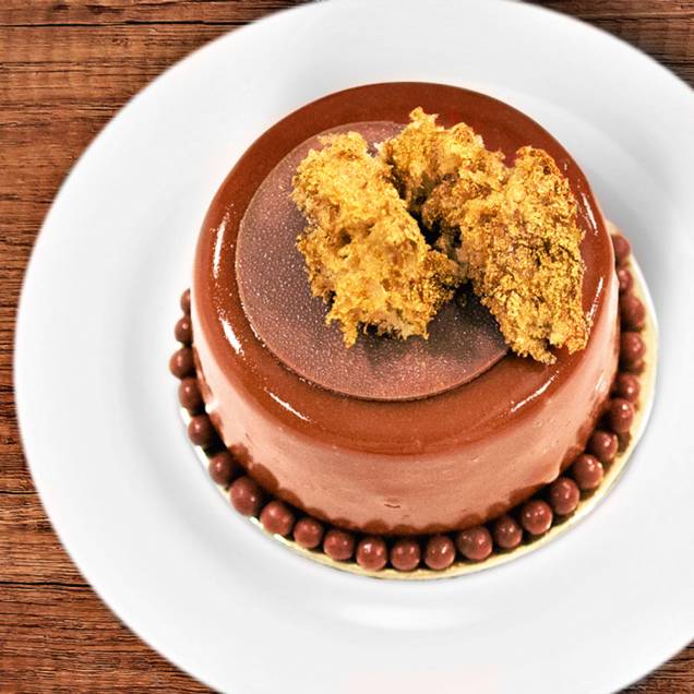 Piedmonte passion fruit: musse de gianduia, finas camadas de bolo de chocolate e recheio de maracujá Piedmonte passion fruit: musse de gianduia, finas camadas de bolo de chocolate e recheio de maracujá
