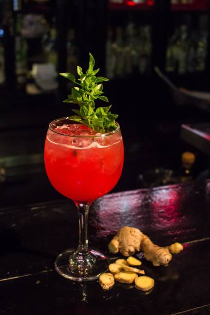 <b>Magali - </b>Visualmente encantador e de sabor exótico e refrescante, o coquetel <i>Magali </i>do finalista Jairo Gama, 32 anos, é superfácil de fazer e irresistível. Ingredientes: 50 ml de Gin <strong>Tanqueray</strong>; 120 ml de suco de melância; 30 ml de xarope de gengibre; buquê de manjericão para decorar. Modo de fazer: Misture os ingredientes em uma coqueteleira, sirva em uma taça Borgonha com gelo e finalize com o manjericão. (graduação alcoólica 18,68%)