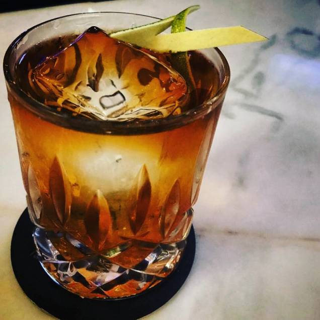 <strong>Old Fashioned</strong> - Aprenda com Ricardo Bassetto, 45 anos, que está entre os finalistas do World Class Competition 2017, a fazer esse clássico. Ingredientes: 60 ml de <b>whisky Bulleit Bourbon</b>; 3 dashes de angostura; 10 ml de xarope de açúcar; twist de laranja. Modo de fazer: Mexa todos os ingredientes em um copo misturador e sirva em um copo baixo com gelo. (graduação alcoólica 22,91%) <strong>Old Fashioned</strong> - Aprenda com Ricardo Bassetto, 45 anos, que está entre os finalistas do World Class Competition 2017, a fazer esse clássico. Ingredientes: 60 ml de <b>whisky Bulleit Bourbon</b>; 3 dashes de angostura; 10 ml de xarope de açúcar; twist de laranja. Modo de fazer: Mexa todos os ingredientes em um copo misturador e sirva em um copo baixo com gelo. (graduação alcoólica 22,91%)
