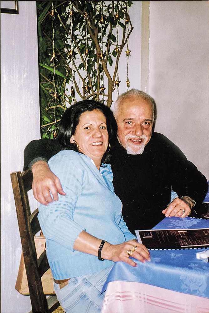 Paulo Coelho e Adelaide Scritori, médium e presidente da Fundação Cacique Cobra