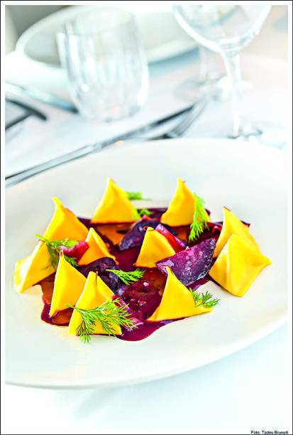 Ravióli de queijo de cabra com beterraba e açafrão Ravióli de queijo de cabra com beterraba e açafrão