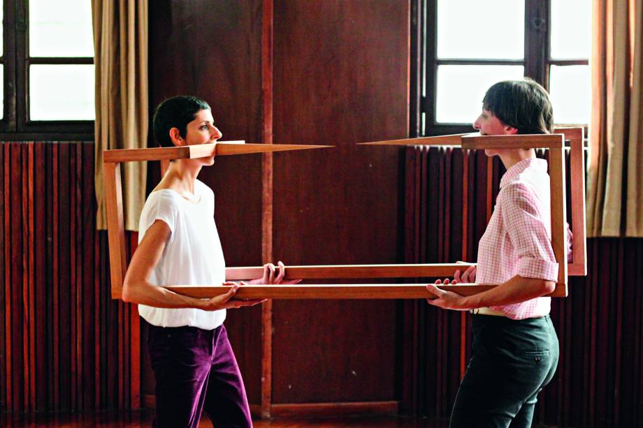Mulheres dançam ao somde valsa, conectando-se apenas por meio de uma engenhoca