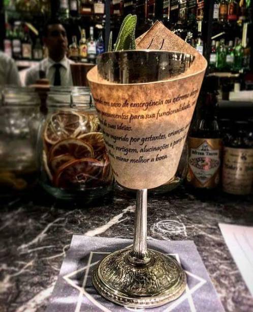 <strong>Aurora</strong> - Que tal experimentar o <i>Aurora</i>, criação do finalista Renan Tarantino, 32 anos? Ingredientes: 40 ml de gin <b>Tanqueray Ten</b>; 30 ml de elixir vegetal (mistura de ingredientes vegetais como cúrcuma, aloe vera, chá verde, mirra, artemisia entre outros); 30 ml de vinho fortificado (mistura de receitas do vinho Mariani e vinho Hipocrático); 30 ml de mix cítrico (limão cravo, taiti e laranja ). Modo de fazer: Bater todos os ingredientes em coqueteleira, servir em um copo alto com gelo. (graduação alcoólica 18,27%)