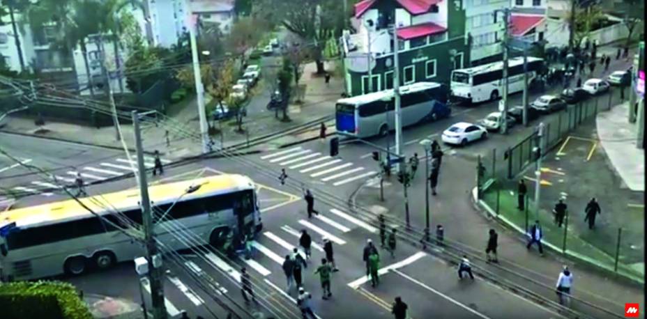 As cenas que chocaram o país: ele é puxado do ônibus e recebe golpes durante trintasegundos de pelo menos dez agressores até a chegada da polícia e do socorro