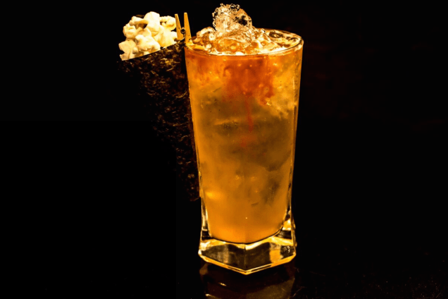 <b>Ali - </b>A receita que o finalista Luciano Guimarães, 36 anos, sugere é o drink batizado de <i>Ali</i>. Ingredientes: 50 ml de whisky <b>Bulleit Bourbon</b>; 200 ml de cerveja tipo IPA; 10 ml de sumo de limão; pitada de flor de sal. Modo de fazer: Adicione bastante gelo a um copo longo, em seguida coloque o whisky seguido da cerveja e do limao. Finalize com um toque de flor de sal e mexa levemente com uma colher ou com um canudinho. Dica de mestre: “Harmonize esse drink com pipoca de bacon e ‘enjoy’!” diz Luciano. (graduação alcoólica 28,26%)