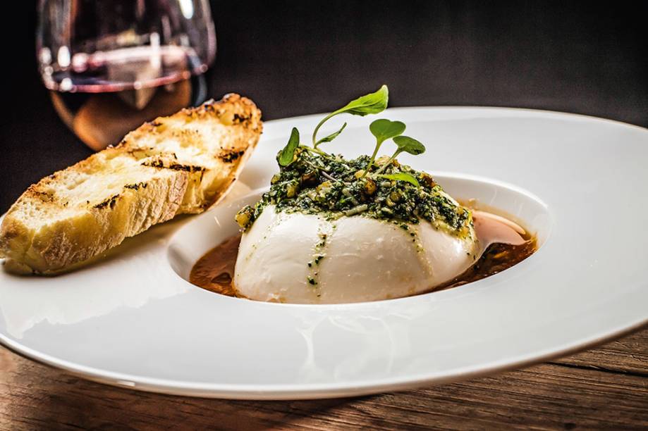 Burrata com pesto de salsa