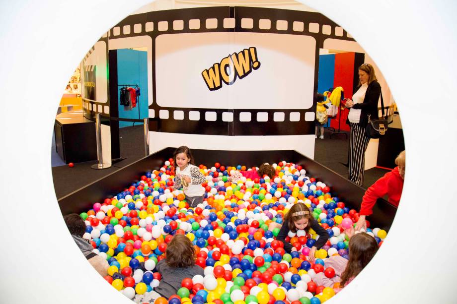 Cine de Férias: piscina de bolinhas