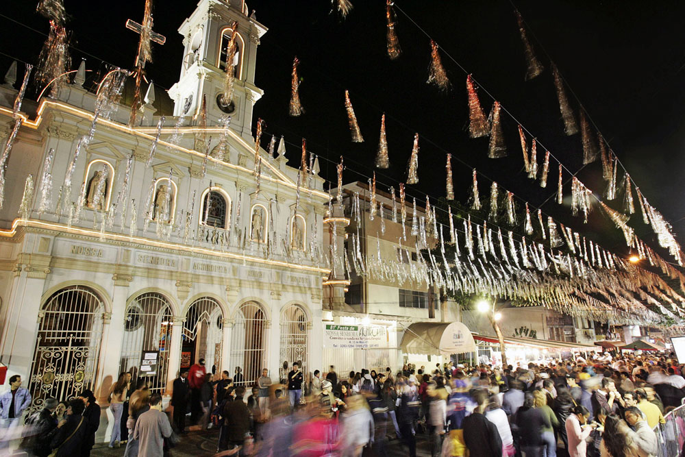 Igreja da Achiropita com festa em frente