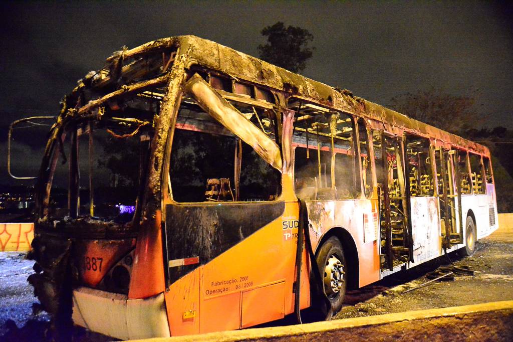 Criminosos incendeiam dois ônibus na Rodovia Raposo Tavares