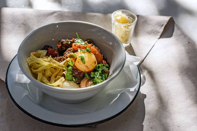 Boeuf bourguignon sobre fettuccine fresco Boeuf bourguignon sobre fettuccine fresco
