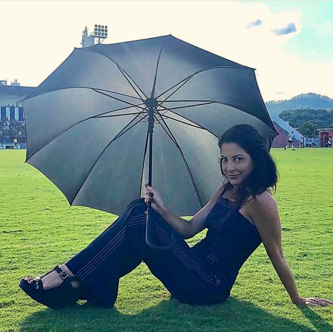 MasterChef2019_Ana_Paula_Padrao Ana Paula: guarda-chuva contra o solão em cena de Masterchef 2019.