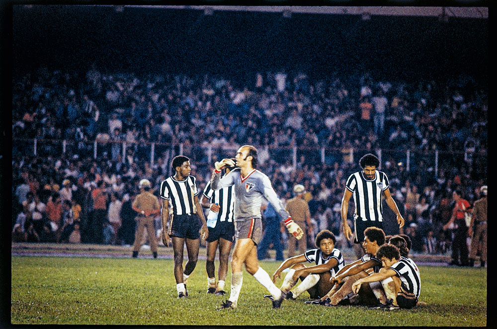 duas imagens em uma. maior, a fachada do cine aliança atualmente e no detalhe foto em preto e branco da fachada do mesmo cinema antigamente