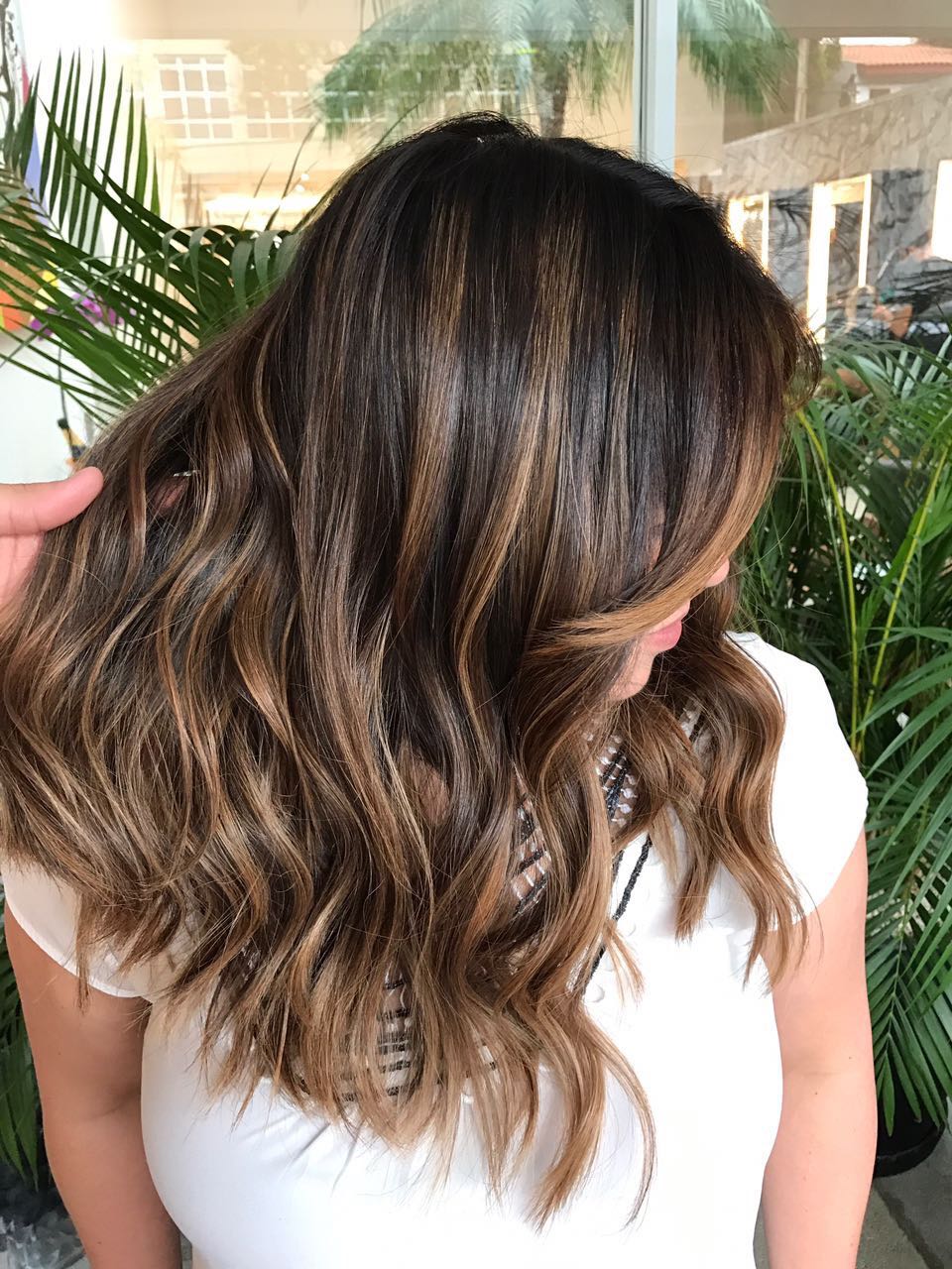 Os tons de mechas que estão fazendo a cabeça das morenas