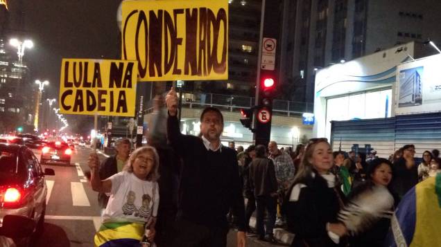 Manifestantes exibem cartazes favoráveis à decisão de Sérgio Moro, que condenou o ex-presidente a nove anos e meio de prisão