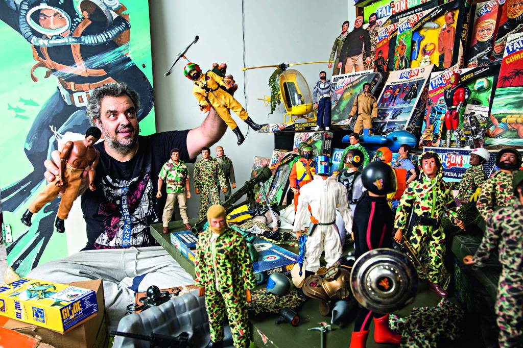 Boneco Falcon retorna com sucesso às lojas da cidade