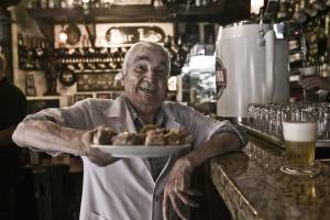 Luiz de Oliveira, garçom do Bar do Léo que comemora 90 anos de idade no dia 5 de