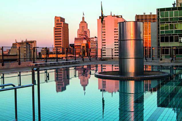 Piscina no topo do novo prédio: vista privilegiada da cidade