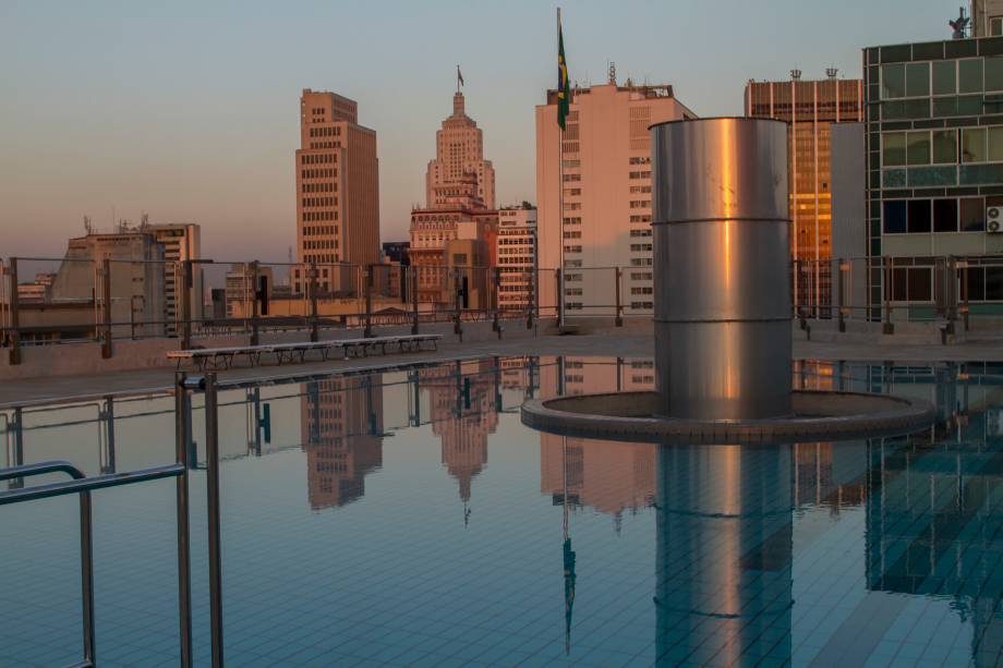 Piscina no topo do Sesc 24 de Maio: vista privilegiada para a cidade