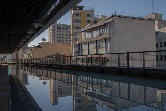 Com espelhos d'água jardim da piscina é um terraço aberto para o centro