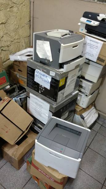 1º DP do Taboão da Serra: pilhas de impressoras quebradas
