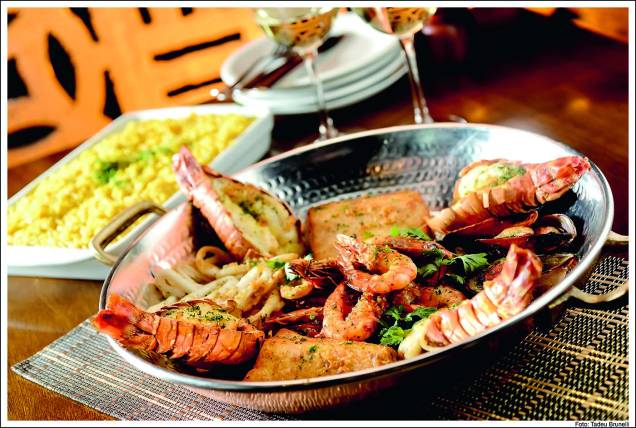 O prato rede do pescador: camarão, mexilhão, peixe, lula e lagosta grelhados
