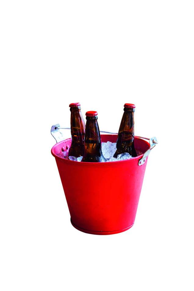 Cerveja: é conservada no balde repleto de gelo
