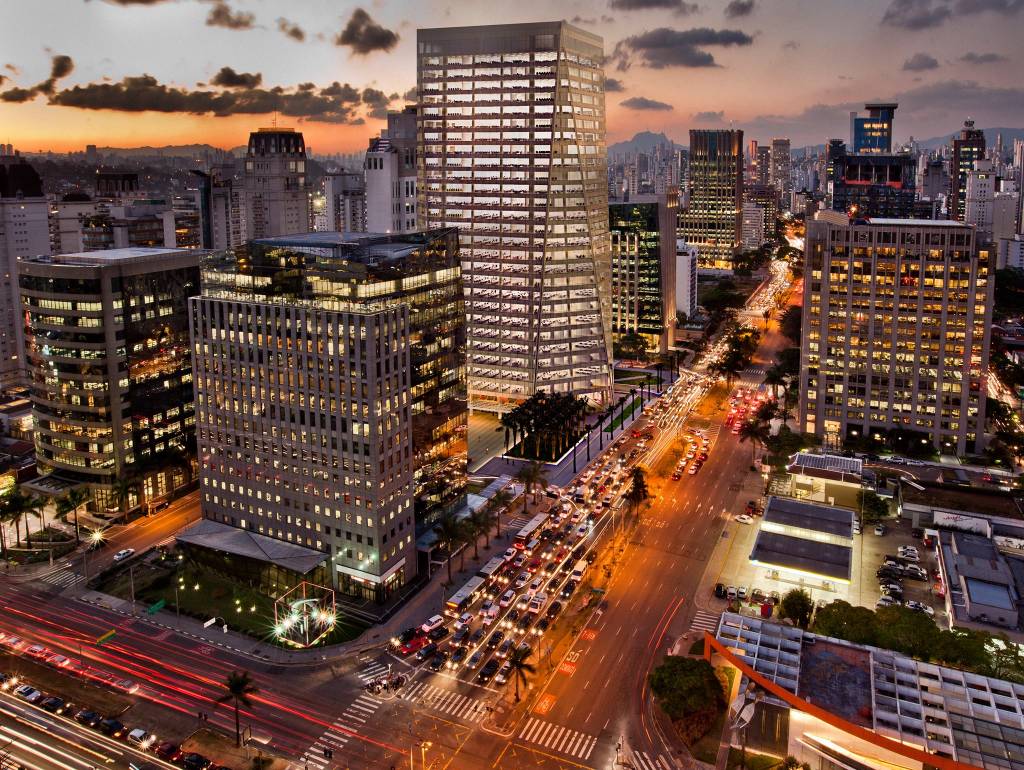 Avenida Faria Lima recebe nova faixa exclusiva para ônibus