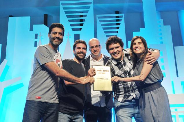 Sérgio Ruiz Luz, diretor de redação de VEJA SÃO PAULO, entrega o prêmio de melhor brewpub ao Goose Island Brewhouse