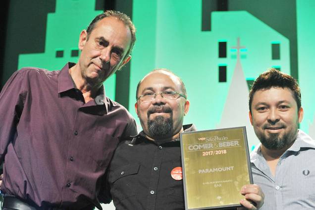 Amyr Klink e equipe do Boteco Paramount, que levou o prêmio de melhor bar na categoria ‘Bom e Barato’