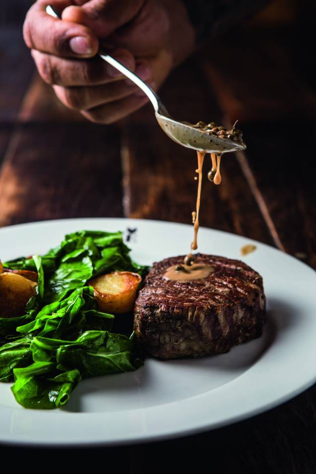 Filé-mignon ao molho de pimenta-verde: acompanhado de couve e batata Filé-mignon ao molho de pimenta-verde: acompanhado de couve e batata