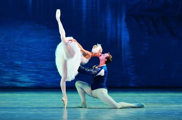 Oito bailarinos na peça Stars of the Russian Ballet