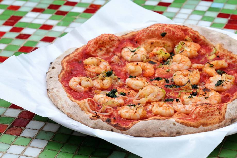 Pizza jazz: leva molho de tomate e camarão flambado no gim com alho-poró