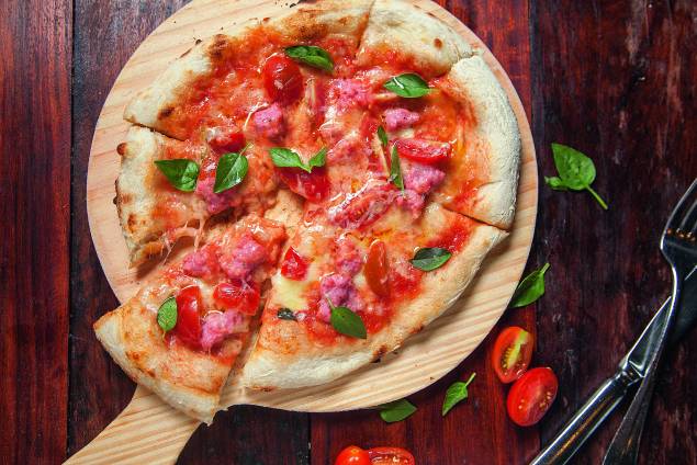 A pizza contadina: com mussarela e linguiça