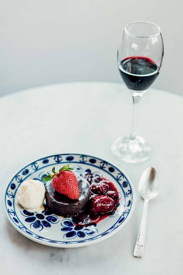 Porto Quinta do Noval Fine Ruby com torta de chocolate e calda de frutas vermelhas na versão míni