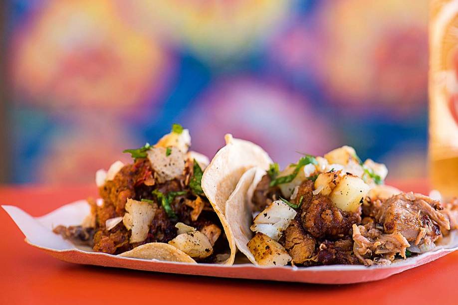 Taco adobado: dupla de tortilhas de milho que levam porco, chili, abacaxi, coentro, limão e salsa