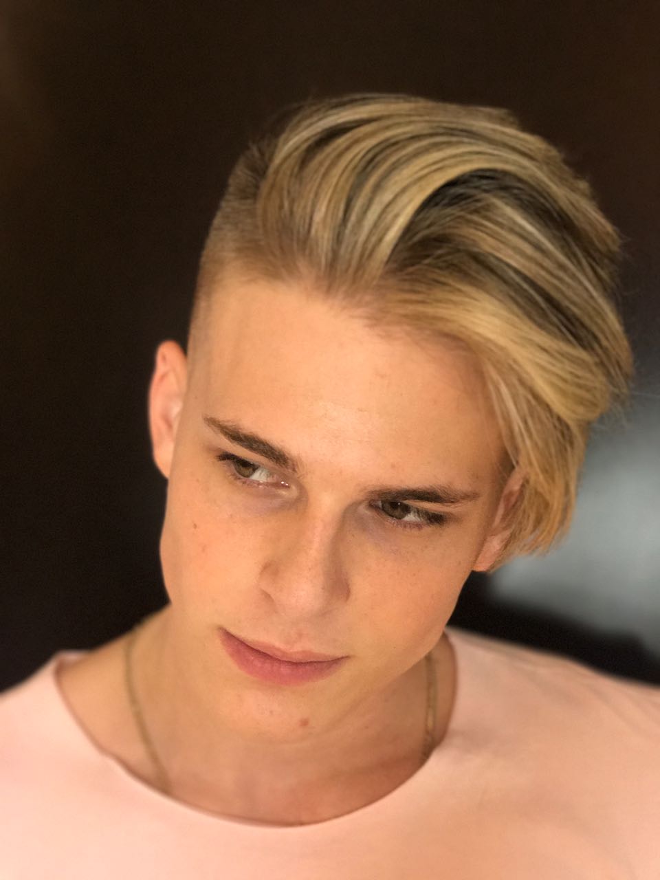 Franja longa e laterais curtas são destaque no corte de Edu Gueda