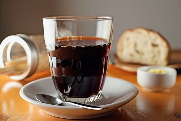 Café coado no Hario em copo de vidro