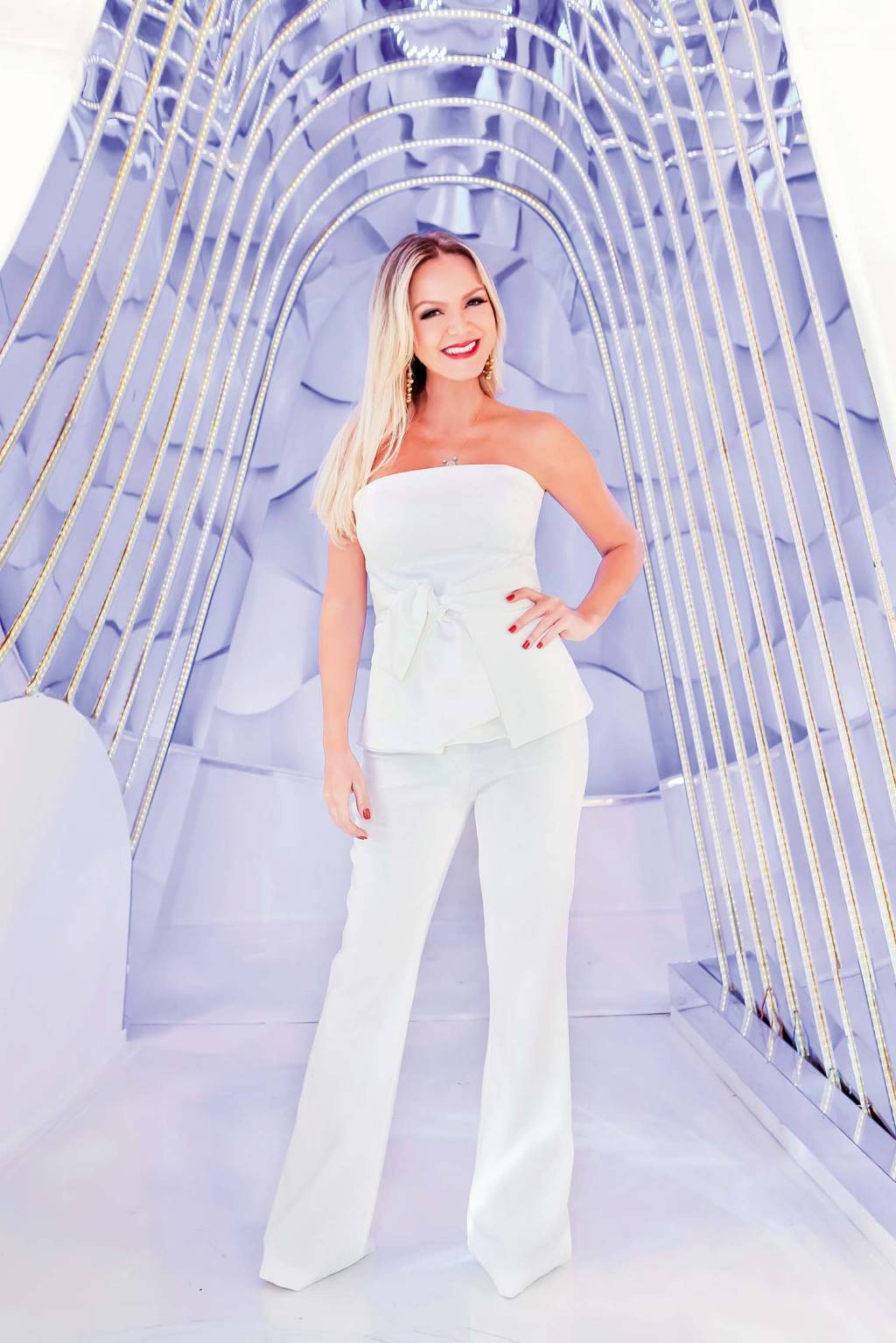 Eliana volta a apresentar seu programa após afastamento médico