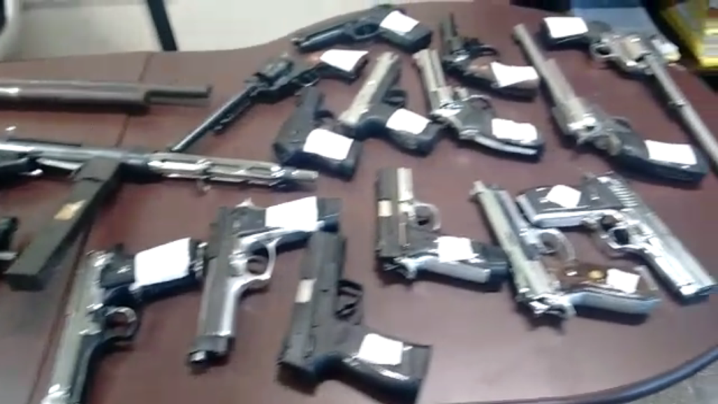 Polícia apreende pistolas e metralhadoras em carro na Zona Norte