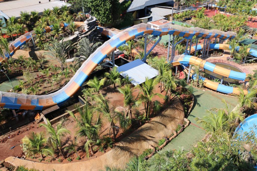 Primeira montanha-russa aquática do país é inaugurada em Olímpia