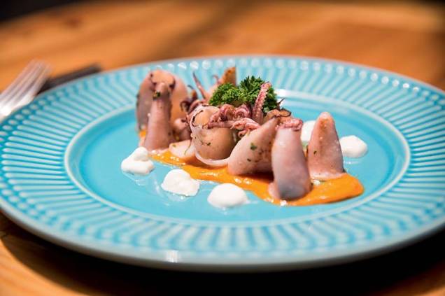 Lulinhas grelhadas ao molho romesco e gotas de aïoli Lulinhas grelhadas ao molho romesco e gotas de aïoli