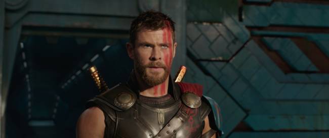 Chris Hemsworth como Thor; na imagem, ele aparece de cabelo curto e com uma marca de tinta vermelha no rosto